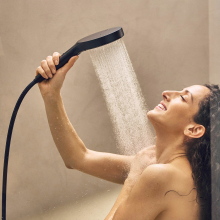 hansgrohe Rainfinity Brauseset 130 3jet EcoSmart mit Brausestange S Puro 65 cm, Push-Handbrausehalterung und Designflex Textilbrauseschlauch 160 cm, Mattschwarz